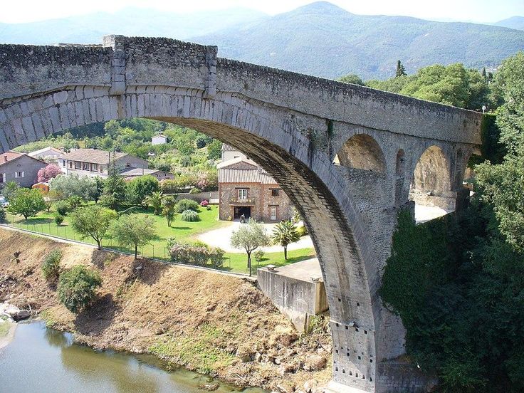 Pont sur le Tech, sur la commune de Céret (Département des Pyrénées Orientales)